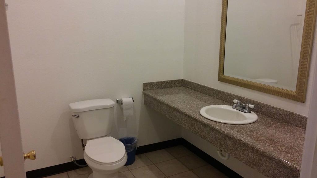 Country Regency Inn & Suites Manvel Zimmer foto